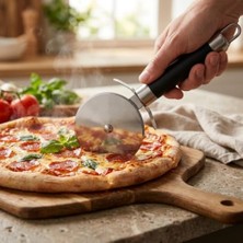 Büyük Boy Siyah Hamur Pizza Kesme Ruleti, Paslanmaz Çelik Diskli Pizza Dilimleyici, Ergonomik Saplı Hamur Börek Pasta Lavaş Kesme Aparatı, Askı Delikli Mutfak Kesici