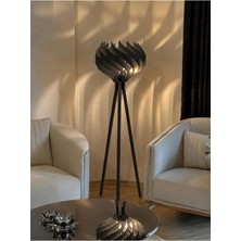 Modern Ahşap Tripod Lambader – Dekoratif Salon Köşe Lambası (Siyah)
