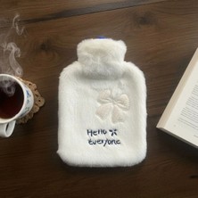 Bmk Hello Everyone Yazılı Kurdeleli Beyaz Peluş Sıcak Su Torbası 1 Lt – Yumuşak Kılıf, Uzun Süre Sıcak Tutan Termal Su Torbası