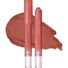 Khi-Zai Tek Dokunuşla Pürüzsüzce Uygulanan Hafif Yapılı Kalem Ruj Slip On My Lip (M06 Longtime No)