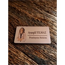 Sıradışı Reklam Yaka Isi̇mli̇k Resi̇mli̇ Yönetmeli̇klere Uygun 1 Adet Miknatisli