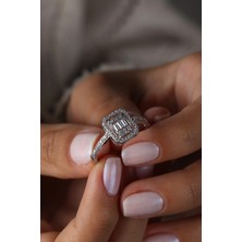 Crystal Diamond Zirconia Işıklı Kutuda Beştaş Yüzük
