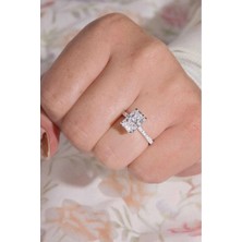 Crystal Diamond Zirconia 1.75 Karat Işıklı Kutuda Baget Yüzük
