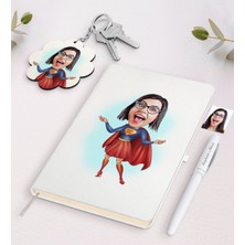 BK Gift Kişiye Özel Süper Anne Karikatürlü Beyaz Defter Kalem ve Anahtarlık Hediye Seti