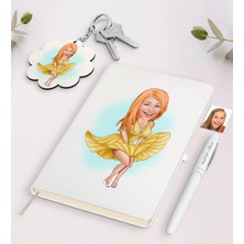 BK Gift Kişiye Özel Marilyn Monroe Karikatürlü Beyaz Defter Kalem ve Anahtarlık Hediye Seti