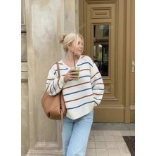 Dier Moda Kadın V Yaka Oversize Triko Kazak – Beyaz Renkli Çizgili, Rahat ve Yumuşak Dokulu FMODA2989