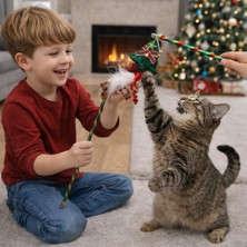 Universal Noel Temalı Kedi Oyun Oltası – Zilli ve Tüylü Interaktif Kedi Oyuncağı – Renkli Kumaş ve Peluş Detaylı – Kediler Için Avcılık ve Hareket Teşvik Eden Oyun Çubuğu