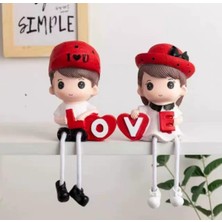 Love Temalı Oturan Çift Biblo – Sevimli Reçine Figür Seti – Dekoratif Mini Heykelcik – Romantik Ev ve Ofis Dekoru – Hediyelik Süs Eşyası (Kırmızı)