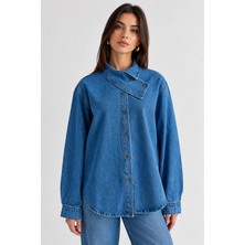 Mevese Kadın Asimetrik Yaka Çapraz Düğmeli Oversize Denim Ceket Gömlek - Açık Mavi