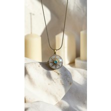 Dore Collection Ortası Taşlı Kabartma Güneş Figürlü Oval Madalyon Çelik Kolye