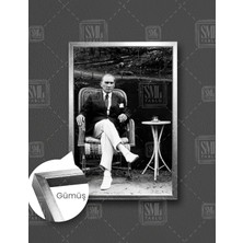 SML Tablo Mustafa Kemal Atatürk Bahçede Koltukta Oturup Kahve Içerken Çerçeveli Dikey Kanvas Tablo