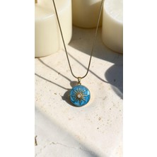 Dore Collection Ortası Taşlı Kabartma Güneş Figürlü Oval Madalyon Çelik Kolye
