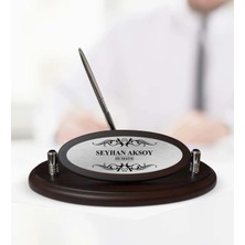 BK Gift Kişiye Özel Kalemli Ahşap Masa Isimliği (Ahşap Doku)
