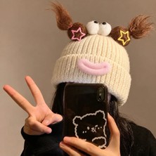 Syn Shop Krem Kawaii Genç Erkek Kız Çocuk Sosis Dudak Gözlü Gülen Yüzlü Saçlı Yıldız Toka Ponponlu Örgü Bere Kulak Kapatmalı Kışlık Şapka