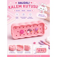 Syn Shop Kawaii Pembe Kalem Kutusu – Geniş Kapasiteli Fermuarlı Organizer Kalemlik (Üstündeki Süsler Değişiklik Gösterir)