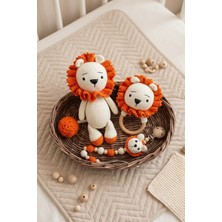 Amigurumi Yenidoğan Turuncu Yeleli Aslan Uyku Arkadaşı , Emzik Zinciri ve Çıngırak 3'lü Set