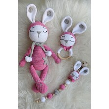 Kelebeğin Rüyası Hobi Evi Amigurumi Uyku Arkadaşı Pembe Uyuyan Tavşan Zoe, Çıngırak ve Emzik Zinciri 3'lü Set