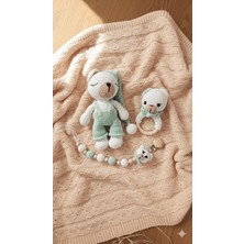 Kelebeğin Rüyası Hobi Evi Amigurumi Yeşil Tulumlu Uyuyan Ayıcık Uyku Arkadaşı, Çıngırak ve Emzik Zinciri 3'lü Set