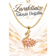 ASTRO STONES Pembe Zirkon Taşlı Kuğu Kolye – Altın Sarısı Çelik Zincir, 40+5 cm – Kutulu Gönderim