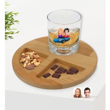 BK Gift Kişiye Özel Sevgililer Karikatürlü Viski Bardağı ve Doğal Masif Ahşap Yuvarlak Sunum Tabağı Çerezlik Hediye Seti-52