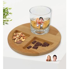 BK Gift Kişiye Özel Sevgililer Karikatürlü Viski Bardağı ve Doğal Masif Ahşap Yuvarlak Sunum Tabağı Çerezlik Hediye Seti-57