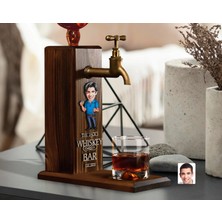Bk Gift Kişiye Özel Kabartma Karikatürlü Isimli Musluklu Ahşap Viski Standı, Viski Çeşmesi, Doğum Günü Hediyesi, Ev Hediyesi, Içecek Dispenseri-11
