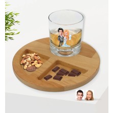 BK Gift Kişiye Özel Evleniyoruz Karikatürlü Viski Bardağı ve Doğal Masif Ahşap Yuvarlak Sunum Tabağı Çerezlik Hediye Seti-5