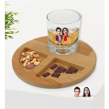 BK Gift Kişiye Özel Sevgililer Karikatürlü Viski Bardağı ve Doğal Masif Ahşap Yuvarlak Sunum Tabağı Çerezlik Hediye Seti-4