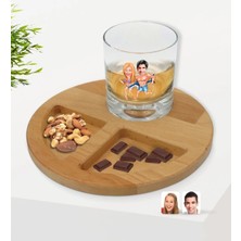 BK Gift Kişiye Özel Sevgililer Karikatürlü Viski Bardağı ve Doğal Masif Ahşap Yuvarlak Sunum Tabağı Çerezlik Hediye Seti-8