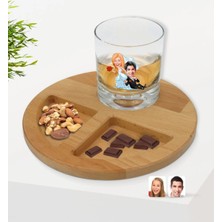 BK Gift Kişiye Özel Evleniyoruz Karikatürlü Viski Bardağı ve Doğal Masif Ahşap Yuvarlak Sunum Tabağı Çerezlik Hediye Seti-2