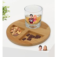 BK Gift Kişiye Özel Sevgililer Karikatürlü Viski Bardağı ve Doğal Masif Ahşap Yuvarlak Sunum Tabağı Çerezlik Hediye Seti-91