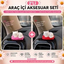 Shhobi 2'li Araba Süs Seti: 1 Adet Pembe Yastıkta Uyuyan Kedi + 1 Adet Kırmızı Yastıkta Uyuyan Kedi Torpido Süsü