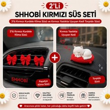 Shhobi 2'li Kırmızı Süs Seti: 3 Adet Kırmızı Kurdele Fiyonk Klima Süsü ve 1 Adet Kırmızı Yastıkta Uyuyan Kedi Torpido Süsü