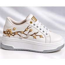 Ventes Kadın Inci Detaylı Çiçek Işlemeli Gold Aksesuarlı Kalın Taban Sneaker Ayakkabı