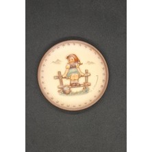 Goebel Hummel Just Resting (Dinleniyor) Kabartmalı Minyatür Porselen Tabak 8 cm