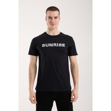 Modanı Seç Sunrise Urban Yazı Baskılı Erkek Tişört – Günlük Sportif Stil