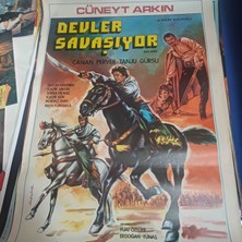 Devler Savaşıyor Adlı Türk Film  Renkli Afiş. Üzerinde Cüneyt Arkın, Canan Perver ve Tanju Gürsu Isimleri ile Dönemsel Film Illüstrasyonu Yer Alıyor.67×98 cm Ebattadir Postup ile Gonderilmektedir