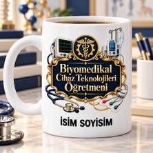 Kişiye Özel Biyomedikal Cihaz Teknolojileri Öğretmeni Lacivert Altın Amblem ve Stetoskop Desenli Kupa Bardak