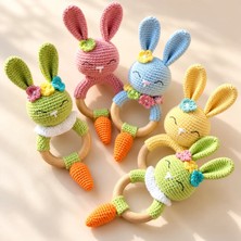 Elaraknits Handmade ELARAKNİTS Handmade Amigurumi Tavşan Figürlü Ahşap Halkalı Bebek Çıngırağı – Havuç Detaylı