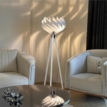TemmuzX Modern Ahşap Tripod Lambader – Dekoratif Salon Köşe Lambası (Beyaz)