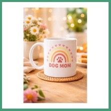 S'82 Dog Mom Baskılı Porselen Kupa Model 186 – Köpek Annesi Temalı Sevimli Kahve Kupası – Köpek Severlere Hediye – Sevimli Pati ve Gökkuşağı Tasarımlı Kupa BZS82