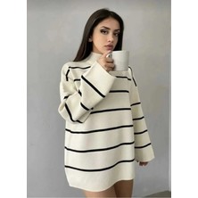 Modaspark Beyaz Oversize Çizgili Yarım Balıkçı Kadın Triko Tunik Kazak