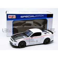 Şanal Maisto 2014 Ford Mustang Street Racer White 1/24 31506