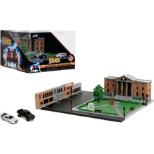 Jada Nanoscene Geleceğe Dönüş Hill Valley Adliye Diorama - Filmden Esinlenen Minyatür Diorama Dahil. 2 Ikonik Araçlar (Zaman Makinesi & Toyota Pikap) - Yetişkinler ve Çocuklar Için Koleksiyon Sahnesi