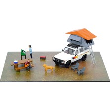 Inno Models DIO64-002 13 Parçalı Kamp Diorama Seti (Araba ve Figürler Dahil), 1/64 Model