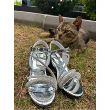 Scarpe Magiche Gümüş Taşlı Çapraz Bantlı Kalın Topuklu Abiye Sandalet