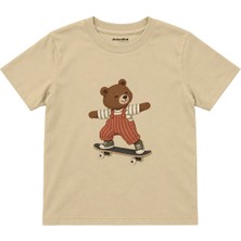The Lucid Lab Bear Skateboarding In Rust Striped Overalls Çocuk Tişört - Krem