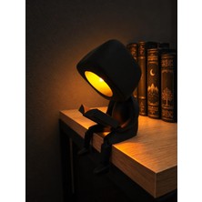 Decorius Minik Okuma Arkadaşı - Dekoratif Kitap Okuyan Robot LED Gece Lambası | Modern Masaüstü Aydınlatma ve Kitaplık Raf Dekoru | Çocuk Odası, Ofis ve Yatak Odası İçin Şık Hediye