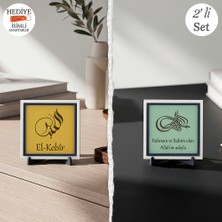 Miaju Besmele Lafzını Tuğra Formunda Buluşturan Geleneksel Yazı Sanatı ve Sonsuz Lütuf Eşliğiyle El-Vehhâb Sülüs Yazı Masaüstü Aksesuarı (Minyatür) 10X10 cm