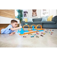 Wheels Oyuncak Araba ve Pist Seti, Üçlü Çember Paketi, 1:64 Ölçekli Araç, Üç Çemberli Pist Parçaları, Kolayca Birleştirilebilen Pistler ve Adaptörler, JDW39